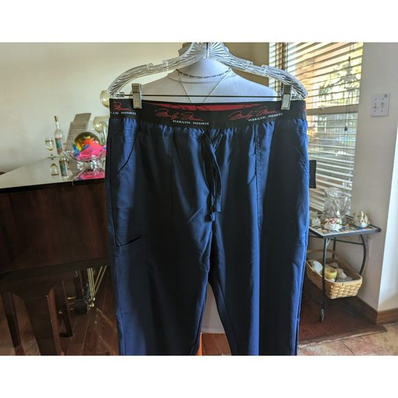 NWT  mediChic Marilyn Monroe stretch scrubs  SZ L - Picture 3 of 13